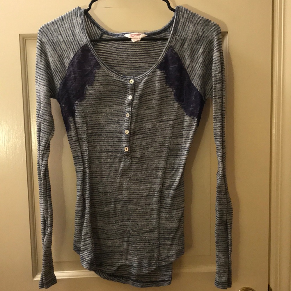 Long sleeve top.